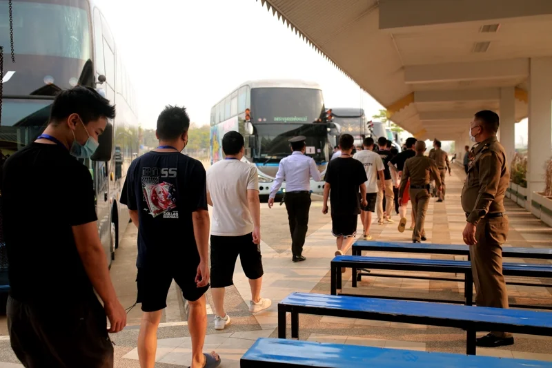 คนงานและเหยื่อจากฐานสแกมเมอร์ในเมียวดี กำลังเดินเข้าสู่ชายแดนไทย-เมียนมา เมื่อเดือนกุมภาพันธ์ 2568 (ภาพจาก: AFP)